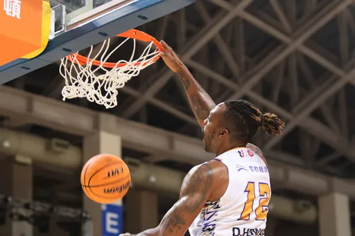 霍華德順利復出首節灌籃秀  台啤後衛蔣淯安爆頭流血送醫檢查