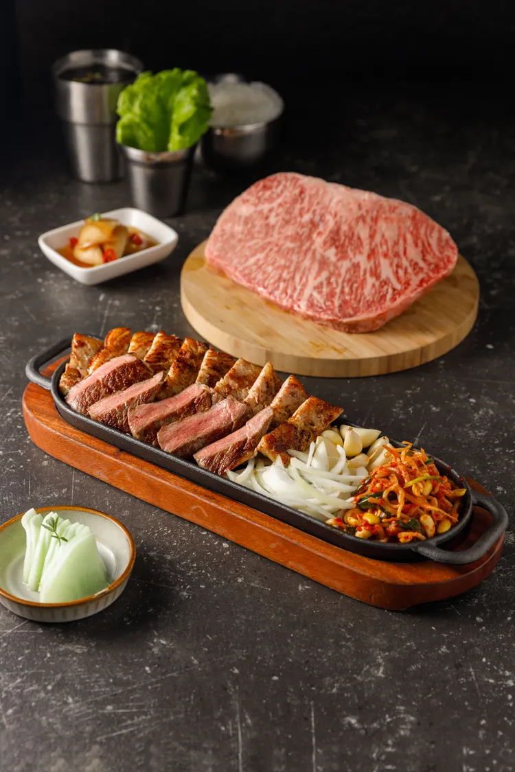 「特選熊本A5和牛佐八色烤肉」套餐每套售價480元，販售期間將從1/20至1/29，每日限量供應。業者提供