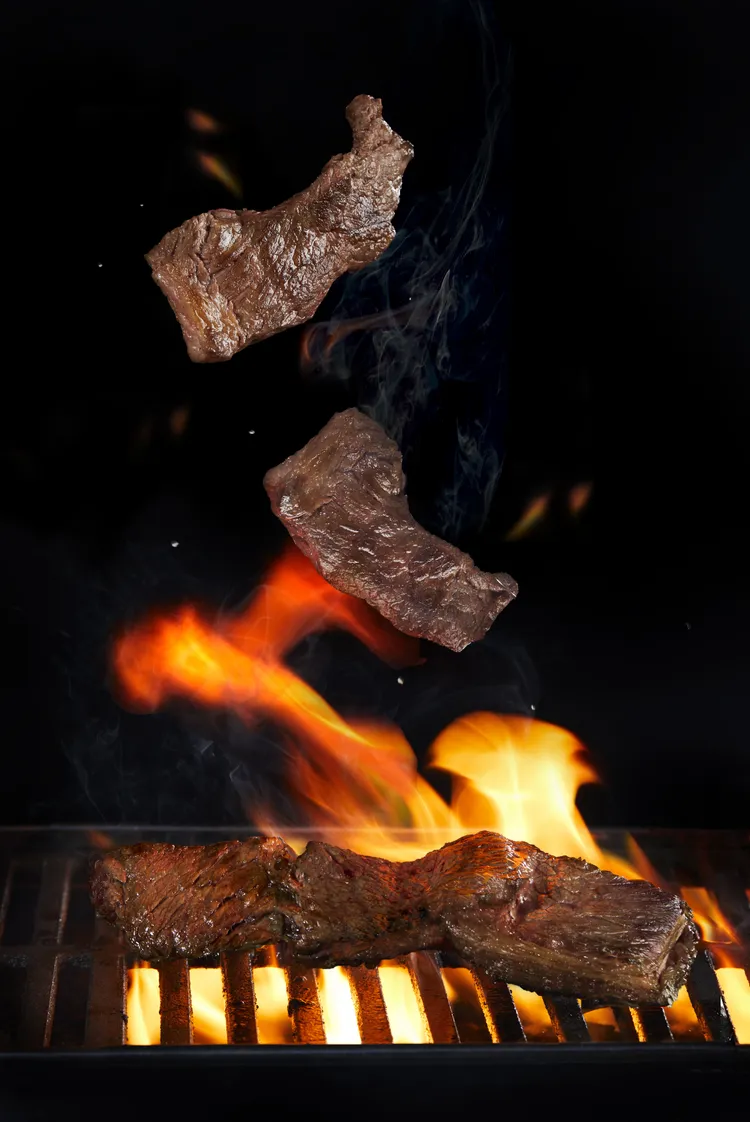 「八色烤肉mini」以現點現烤呈現料理風味。業者提供