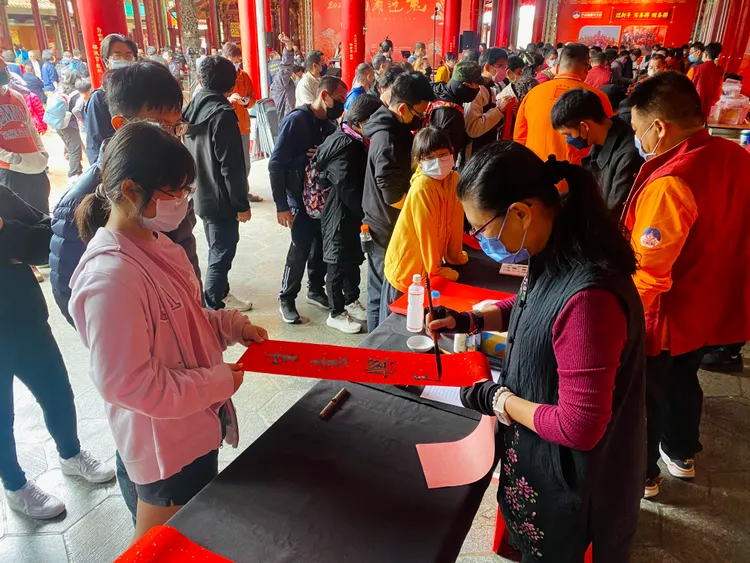 信眾可指定佳句，直說貼心。王志弘攝