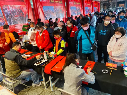 元旦开喜迎春!南鲲鯓代天府邀12名家挥毫 上千信众乐领春联