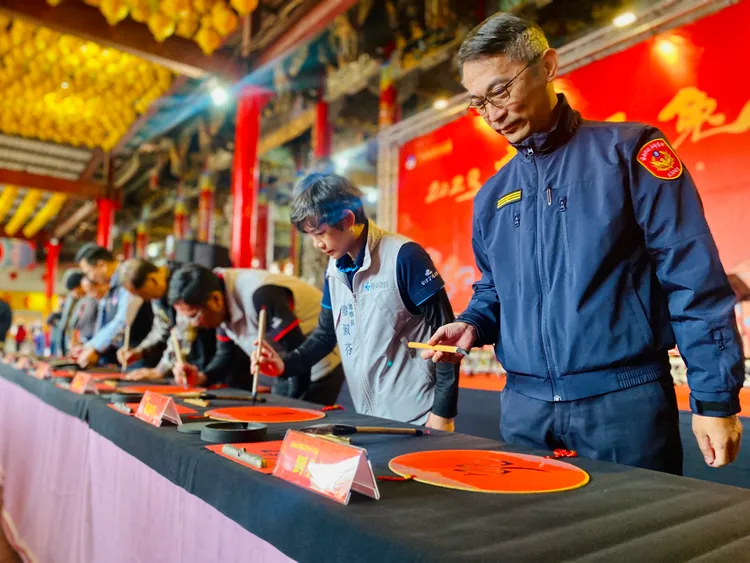 廟方與地方人士、分局長劉全福揮毫迎春。王志弘攝