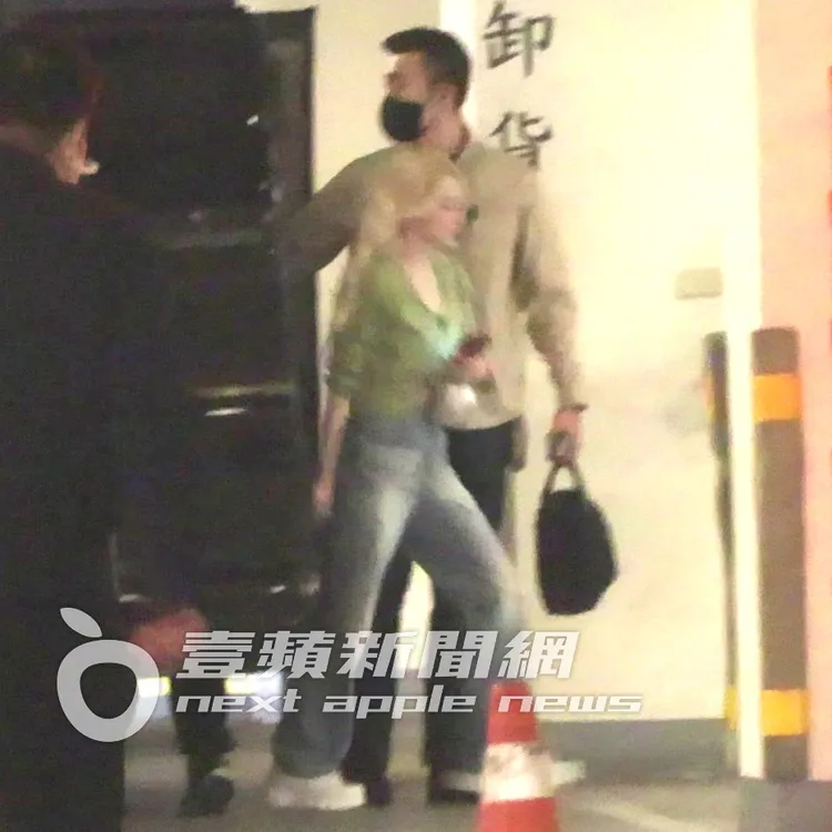 葉舒華接著走下保母車，返回下榻的萬豪酒店員工通道。特勤中心攝