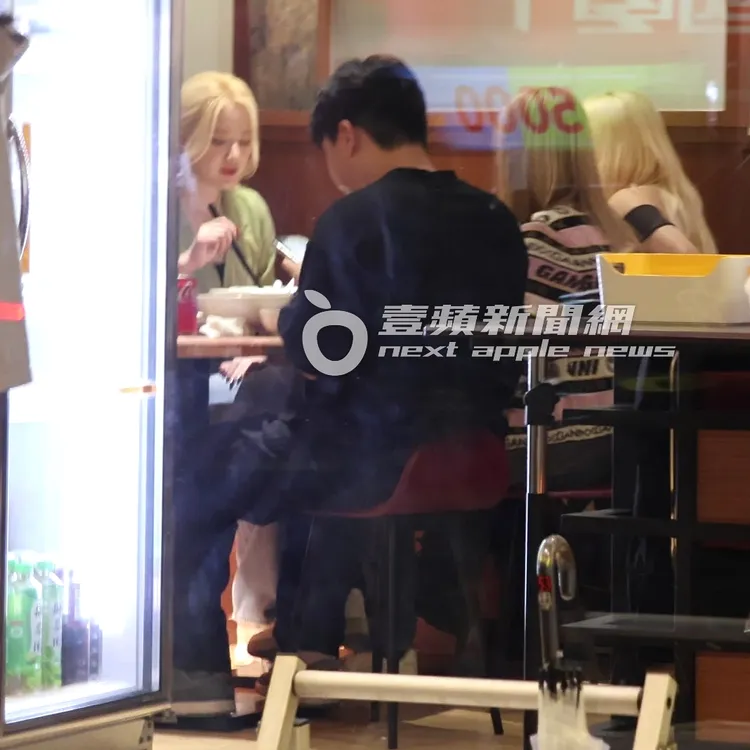 舒華（左起）拿起筷子吃麵和(G)I-DLE成員Minnie及宋雨琦大快朵頤。特勤中心攝