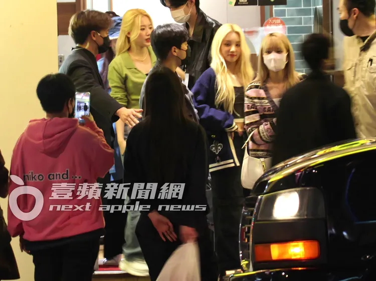 舒華（中）和(G)I-DLE成員Minnie及宋雨琦，吃完君悅排骨，準備上保母車，粉絲一路側拍。特勤中心攝