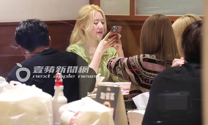 舒華（中）喝完珍奶用舌頭剔牙，一邊滑手機。特勤中心攝