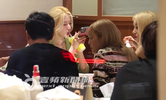 舒華（左）拿著手搖飲，嘟起櫻桃小嘴，準備吸珍奶。特勤中心攝