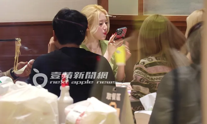 舒華（中）享用完珍珠奶茶咀嚼得津津有味。特勤中心攝