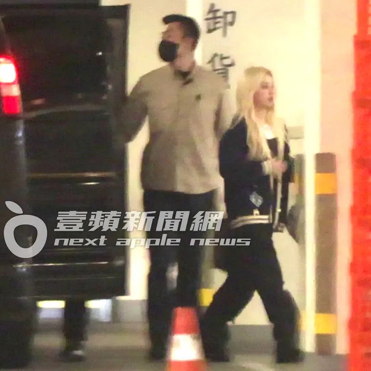 (G)I-DLE成員宋雨琦吃完君悅排骨，率先走下保母車回飯店。特勤中心攝