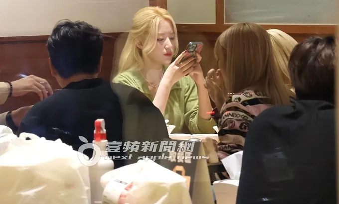 (G)I-DLE成員Minnie（右）吃到一半鼻子癢狂抓臉。特勤中心攝