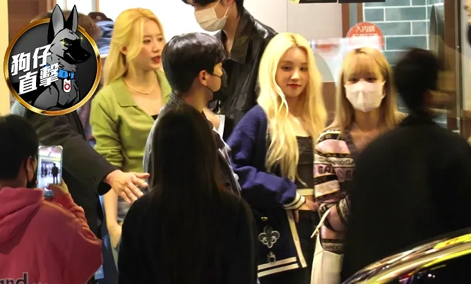 舒華（左起）和(G)I-DLE團員Minnie及宋雨琦，吃完君悅排骨，在餐廳門口討論行程，粉絲一路跟拍。特勤中心攝