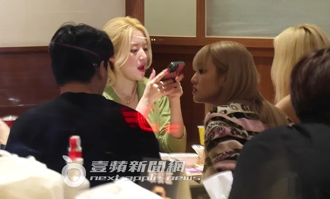 舒華（左）張開嘴想喝珍奶，和(G)I-DLE成員Minnie及宋雨琦一起吃排骨飯。特勤中心攝