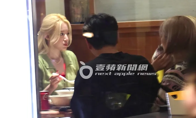 舒華（左起）拿起湯匙吞魚丸湯。特勤中心攝