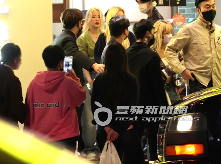 舒華（中）和(G)I-DLE成員Minnie及宋雨琦，吃完君悅排骨，在餐廳門口討論續攤行程，粉絲一路跟拍。特勤中心攝