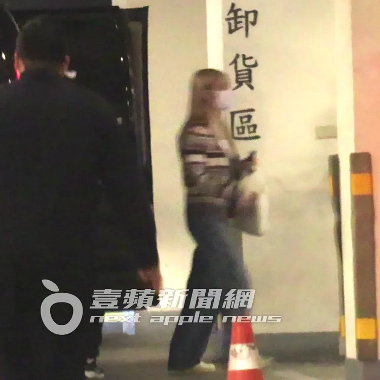 (G)I-DLE成員Minnie則最後下車。特勤中心攝