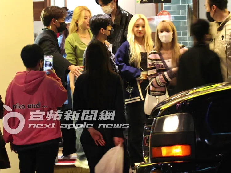 舒華（中）與宋雨琦、Minnie，在粉絲目送下上保母車。特勤中心攝