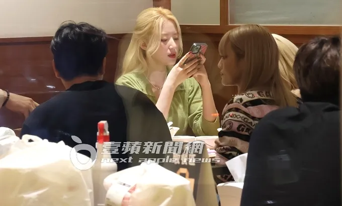 葉舒華（中）邊滑手機邊吃飯，和成員Minnie、宋雨琦聊天。特勤中心攝