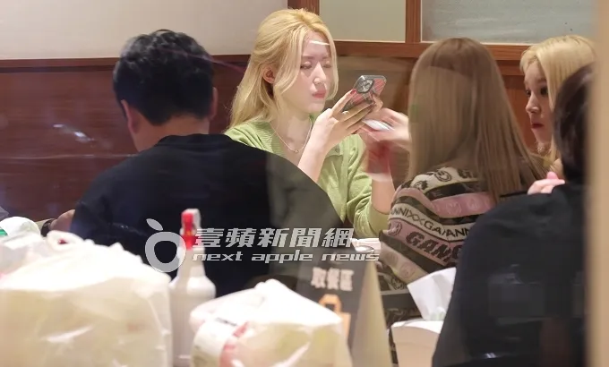 (G)I-DLE成員Minnie（中）拿起可樂和宋雨琦聊天，舒華默默在旁滑手機。特勤中心攝