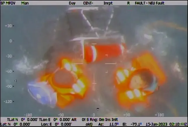 蒙古籍貨輪沉沒，台籍船務代理落水後，順利獲救。空勤總隊提供