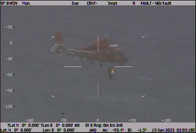 空勤總隊以吊掛方式將船員救起。空勤總隊提供