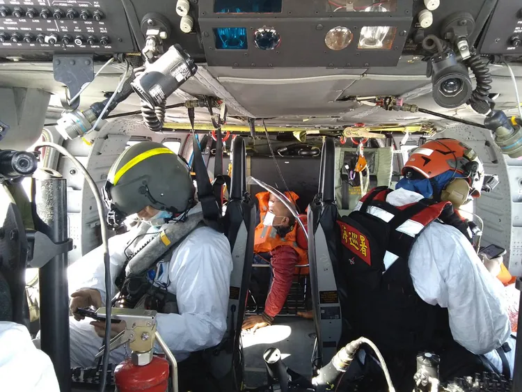 蒙古籍貨輪8名船員全數獲救。空勤總隊提供