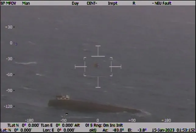 蒙古籍貨輪「SUNSHINE」船底破洞傾斜進水翻覆。空勤總隊提供