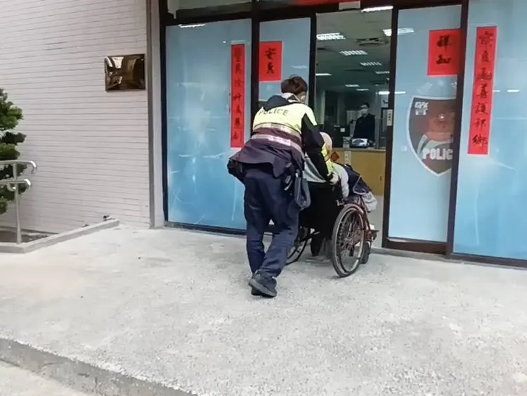 警方以輪椅把張姓街友帶到派出所。桃園警分局提供