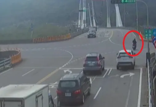 另一個角度看到黎男起步後向右偏往護欄騎去。民眾提供