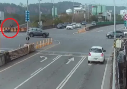 黎男機車撞上護欄後，整個人摔落高9公尺的平面道路。民眾提供
