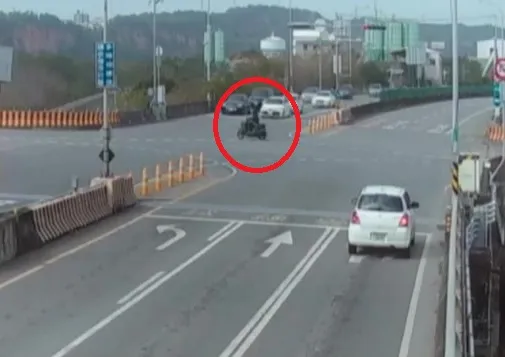 黎男起步後一路歪斜往護欄騎去。民眾提供