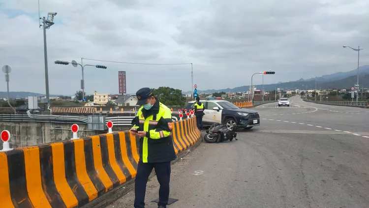 黎男機車仍留在高架橋上。民眾提供