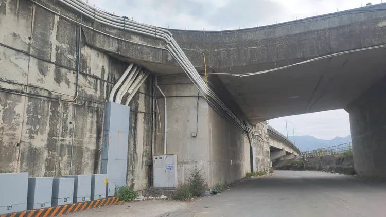 黎男摔落約9公尺高的平面道路。民眾提供