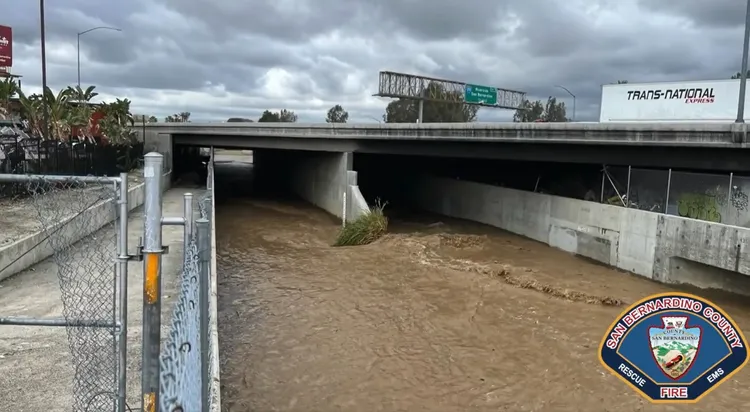 西蒙斯16日掉入大排中。翻攝聖貝納迪諾郡消防隊