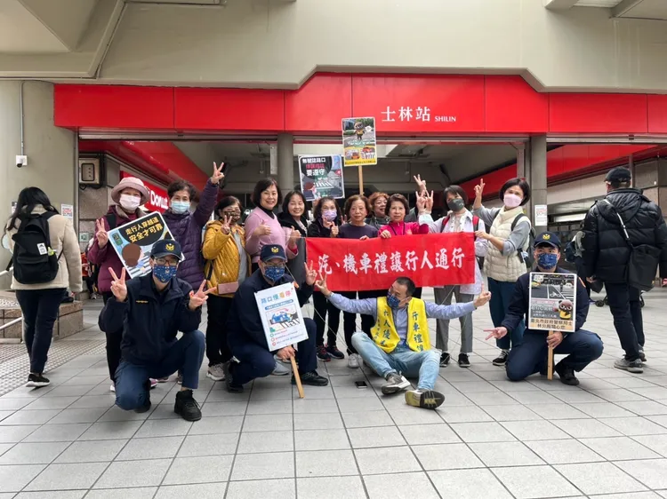 士林分局向年長者宣導安全正確過馬路觀念。翻攝畫面