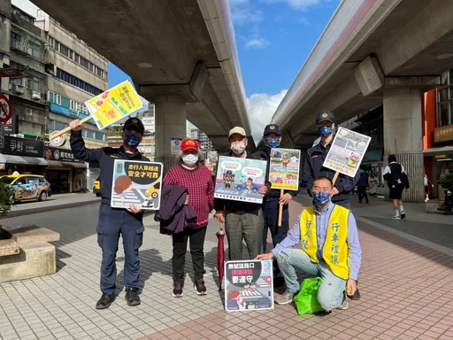 北市去年24件行人死亡交通事故!警贈反光配件 提醒銀髮族用路安全