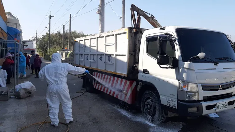 動防所出動防疫消毒車輛，持續在案例場周邊區域進行消毒工作。彰化動防所提供