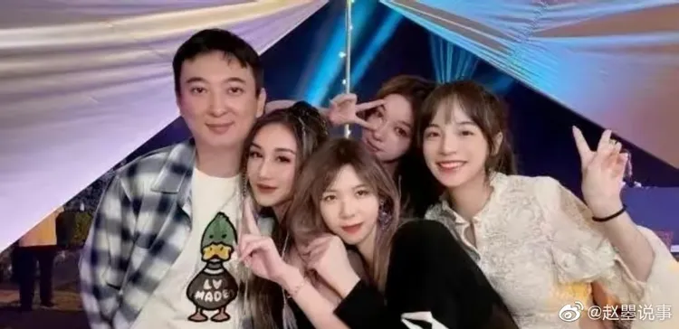 王思聰（左）是中國最具話題的富二代，身旁緋聞女友從不間斷。翻攝微博