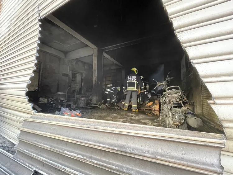 火調人員進入現場勘查。王煌忠攝