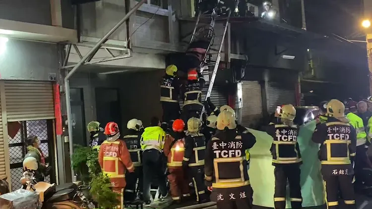 警消架設鋁梯將人抬出來，五人送醫後均不治。民眾提供