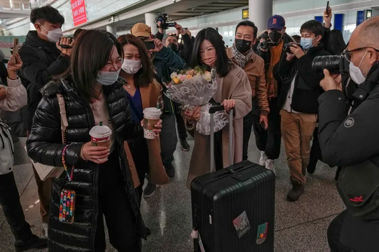 8日自香港飛抵北京首都國際機場的旅客滿臉喜悅，即使戴著口罩也擋不住大大的笑容。美聯社