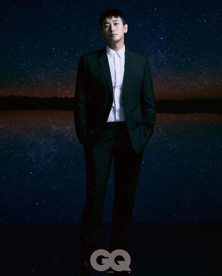 朱智勛穿DIOR服飾拍攝時尚雜誌，帥氣瀟灑。翻攝_jujihoon IG