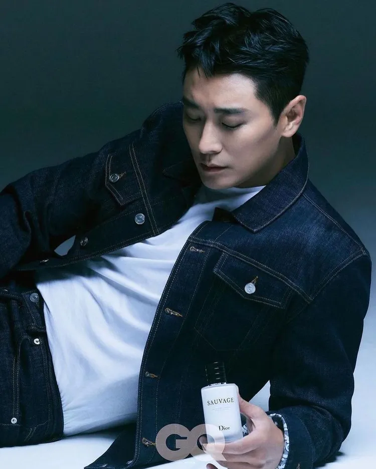 朱智勛穿DIOR服飾拍攝時尚雜誌，帥氣瀟灑。翻攝_jujihoon IG