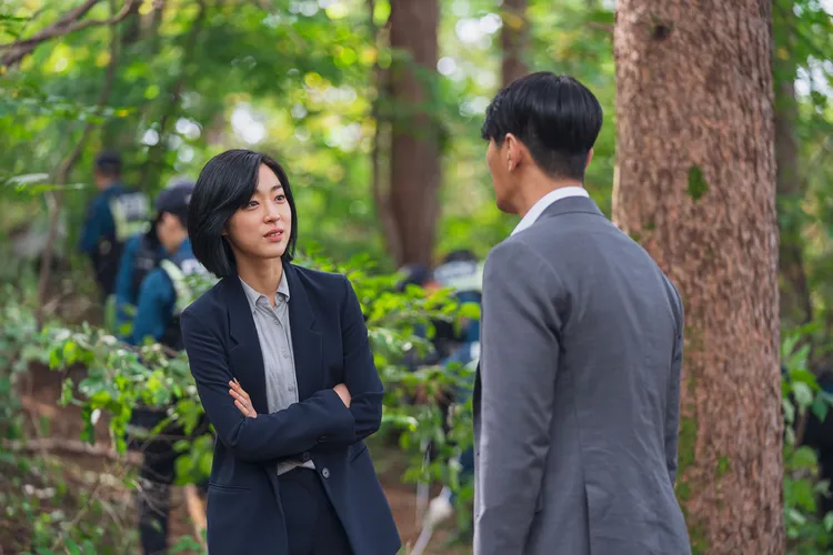 崔聖恩（左）片中氣場太強，朱智勛和朴星雄都被震懾。車庫娛樂提供