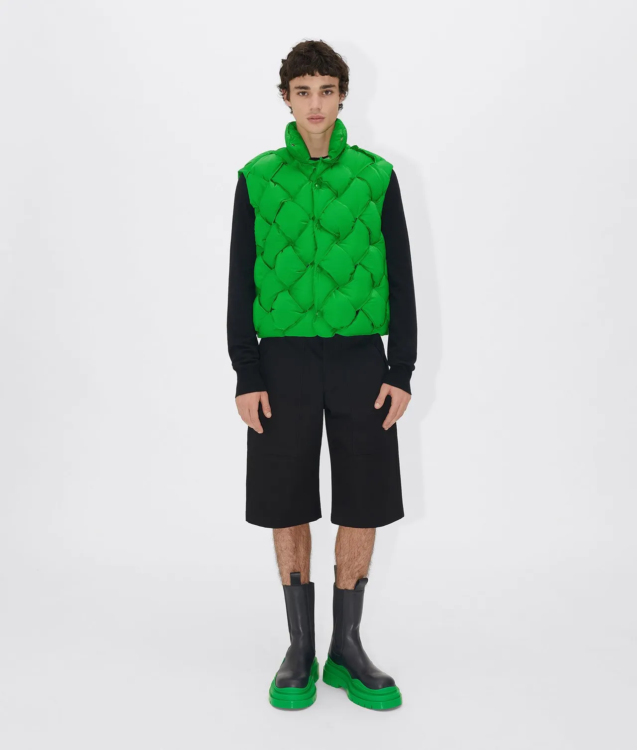 鹦鹉绿编织羽绒背心，10万8500元。品牌提供