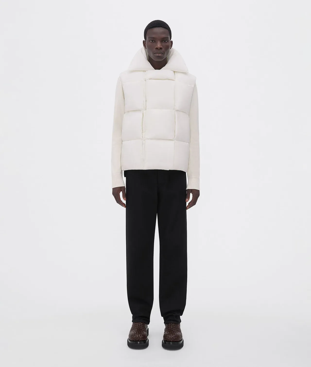 白色编织羽绒背心，10万8500元。品牌提供