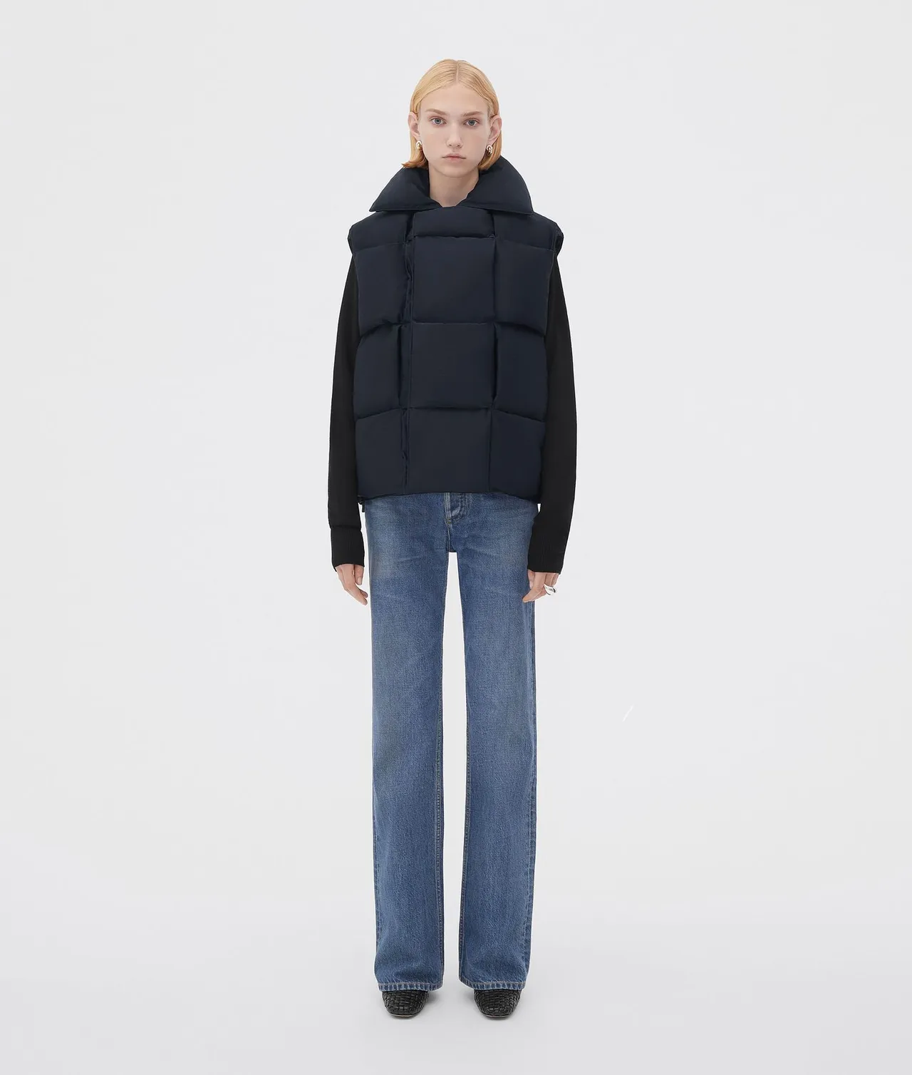 女款黑色编织羽绒背心，11万8900元。品牌提供