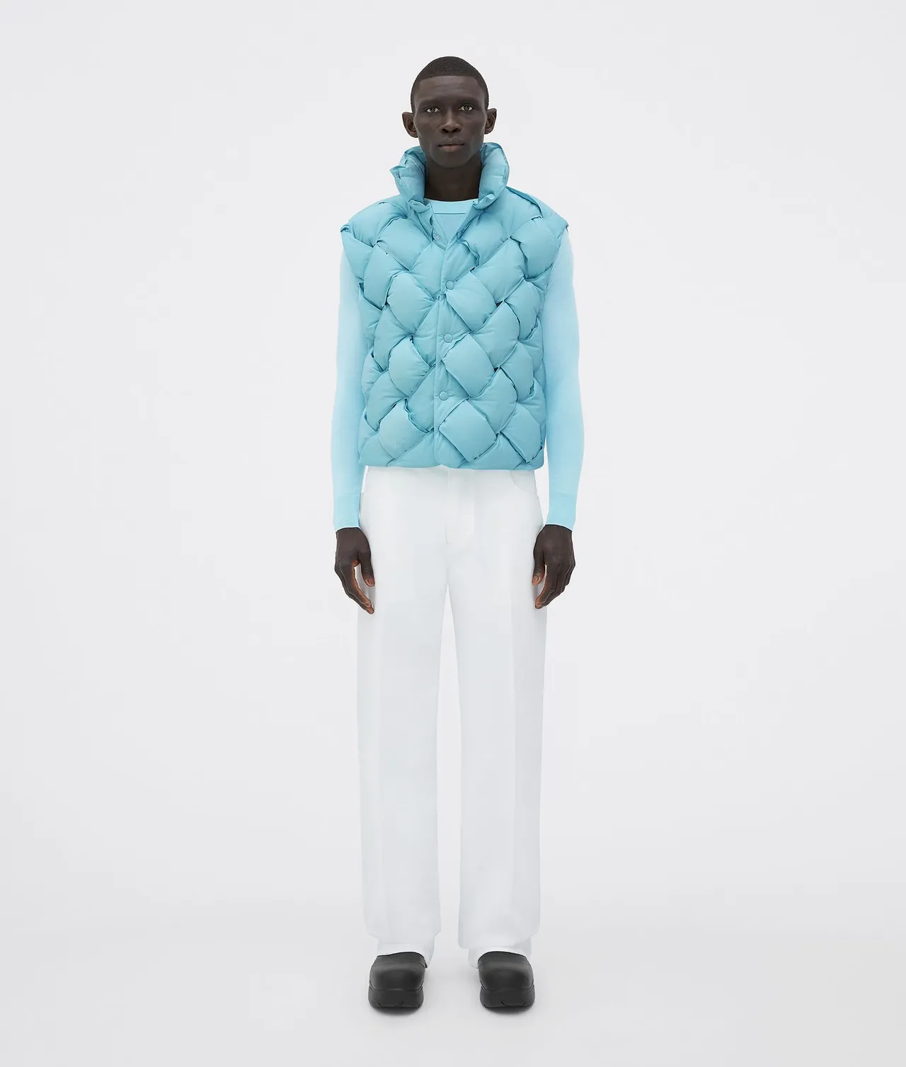 淡蓝色编织羽绒背心，10万8500元。品牌提供