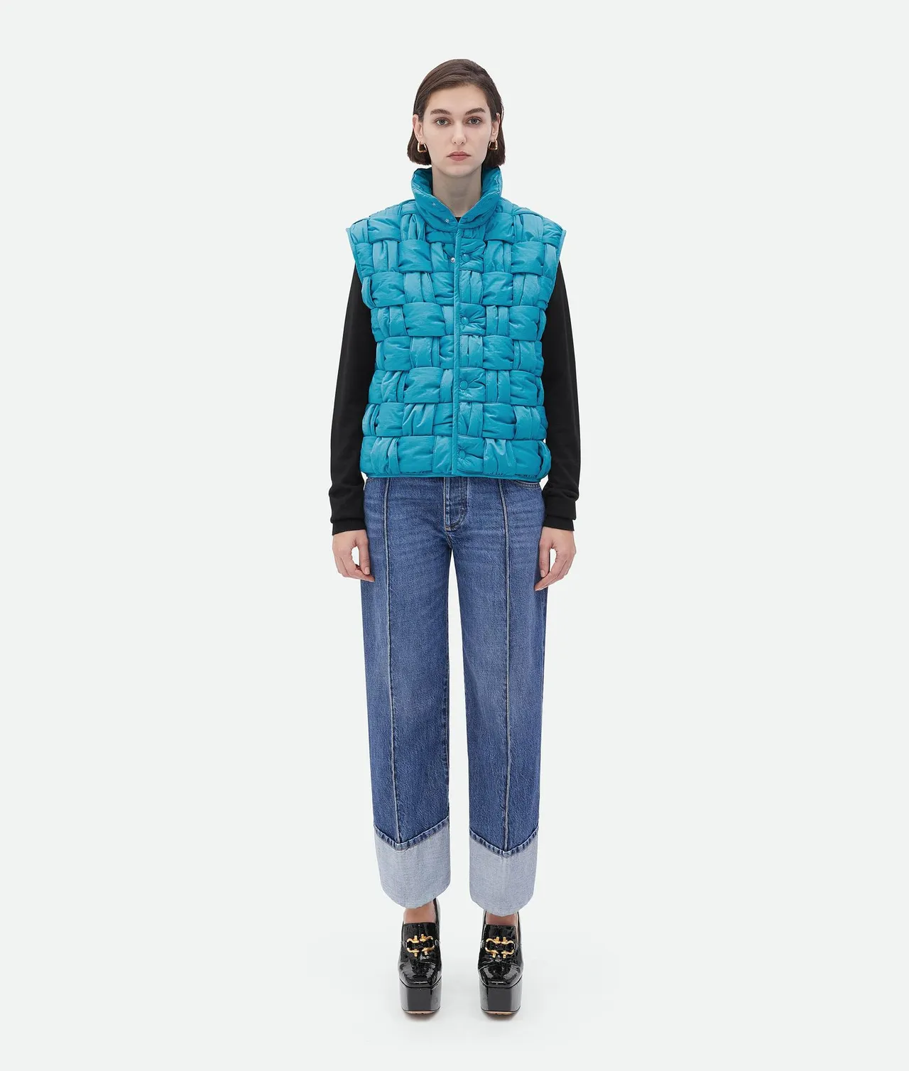 女款泳池蓝编织羽绒背心，9万9400元。品牌提供