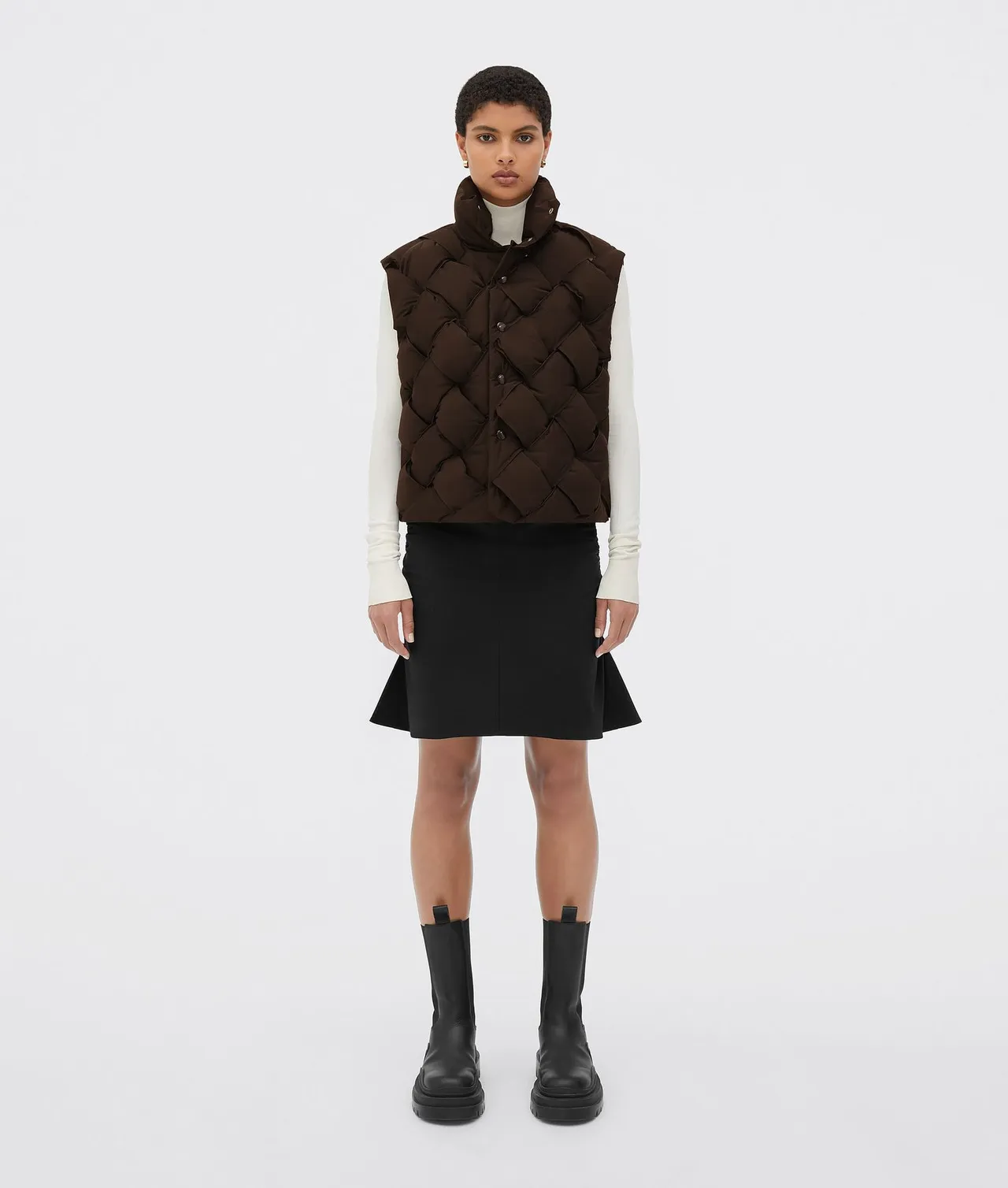 女款深棕色编织羽绒背心，10万8500元。品牌提供