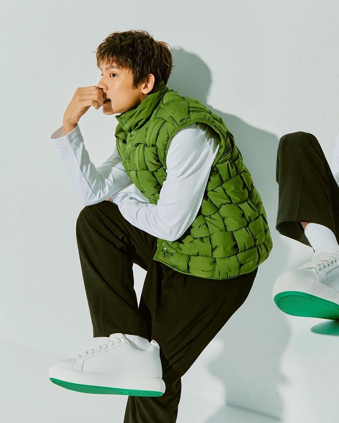 林柏宏所穿的BOTTEGA VENETA羽绒背心，编织纹路细节与辣椒绿色十分抢眼。翻摄austinlin27 IG